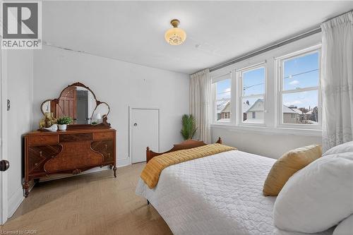 250 Glendale Avenue N, Hamilton, ON - Indoor Photo Showing Bedroom