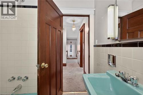250 Glendale Avenue N, Hamilton, ON - Indoor Photo Showing Bathroom
