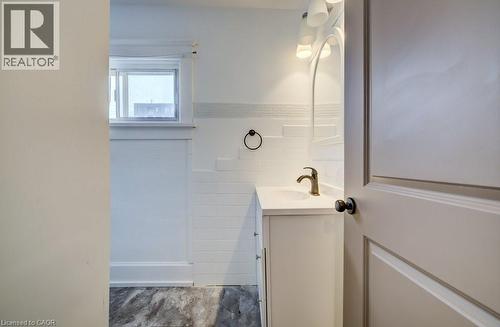 18 Shanley Street, Kitchener, ON - Indoor Photo Showing Bathroom