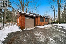 276 LAKESHORE Road W  Oakville, ON L6K 1E8