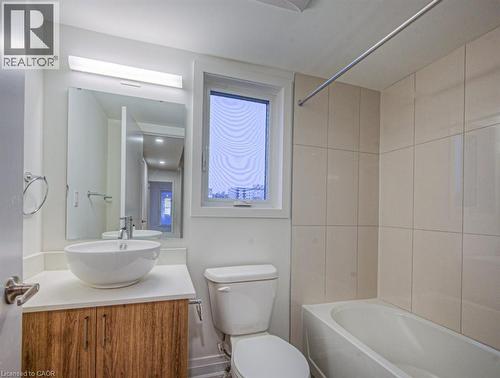 258 Hespeler Road Unit# 8, Cambridge, ON - Indoor Photo Showing Bathroom