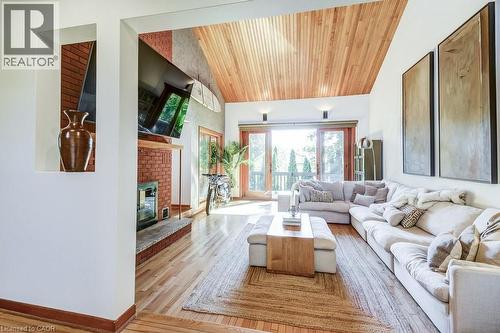 9 Foresthill Crescent, Fonthill, ON - Indoor Photo Showing Living Room With Fireplace