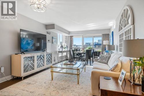 442 Maple Avenue Unit# 1101, Burlington, ON - Indoor Photo Showing Living Room