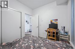 Bedroom with a closet - 