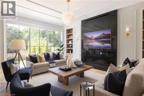 46 Second Street, Oakville, ON - Indoor Photo Showing Living Room