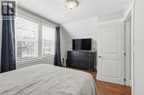 34 Balsam Avenue N, Hamilton, ON - Indoor Photo Showing Bedroom