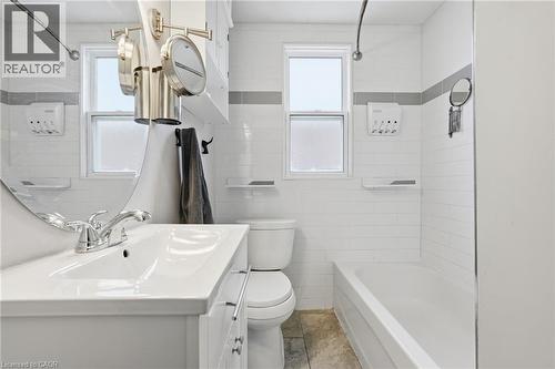 34 Balsam Avenue N, Hamilton, ON - Indoor Photo Showing Bathroom