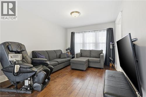 34 Balsam Avenue N, Hamilton, ON - Indoor Photo Showing Living Room