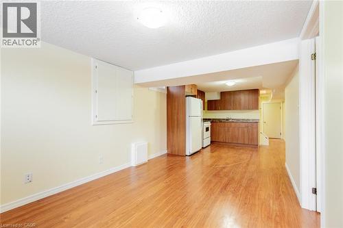16 Garrow Drive, Hamilton, ON - Indoor Photo Showing Kitchen