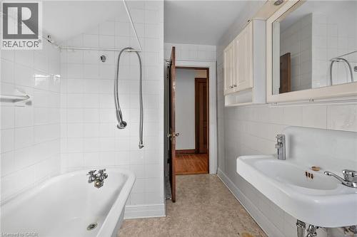 103 Leinster Avenue S, Hamilton, ON - Indoor Photo Showing Bathroom