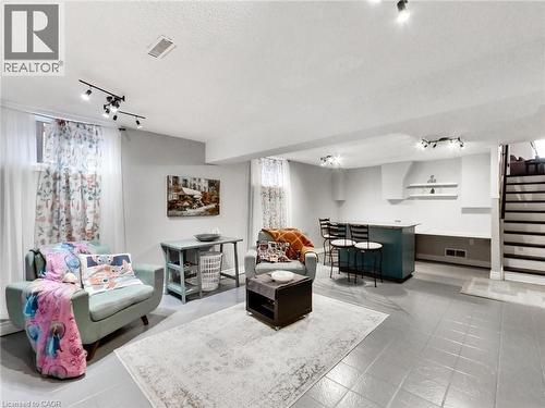 18 Pavarotti Court, Hamilton, ON - Indoor Photo Showing Living Room