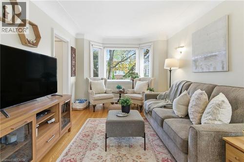 76 East 15Th Street, Hamilton, ON - Indoor Photo Showing Living Room