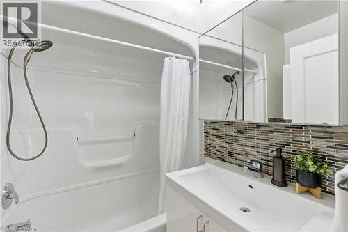 76 East 15Th Street, Hamilton, ON - Indoor Photo Showing Bathroom