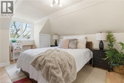 76 East 15Th Street, Hamilton, ON - Indoor Photo Showing Bedroom