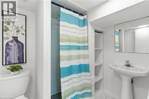 76 East 15Th Street, Hamilton, ON - Indoor Photo Showing Bathroom