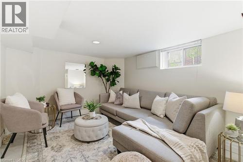 76 East 15Th Street, Hamilton, ON - Indoor Photo Showing Living Room