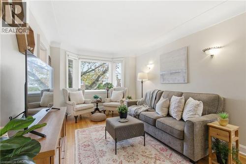 76 East 15Th Street, Hamilton, ON - Indoor Photo Showing Living Room