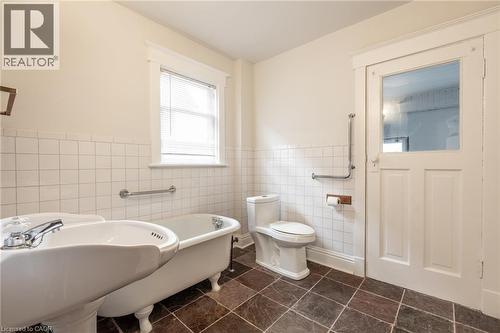 17 Barnesdale Avenue N, Hamilton, ON - Indoor Photo Showing Bathroom