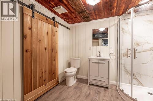 17 Barnesdale Avenue N, Hamilton, ON - Indoor Photo Showing Bathroom