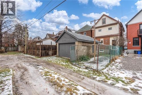 17 Barnesdale Avenue N, Hamilton, ON - Outdoor