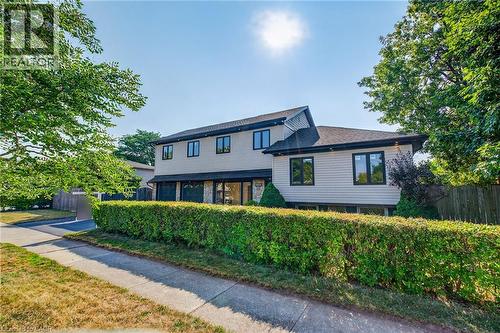 Split level home with an attached garage - 4006 Flemish Drive, Burlington, ON - Outdoor