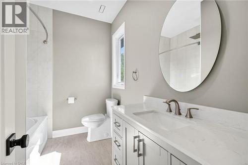Bathroom featuring vanity and bathing tub / shower combination - 4006 Flemish Drive, Burlington, ON - Indoor Photo Showing Bathroom