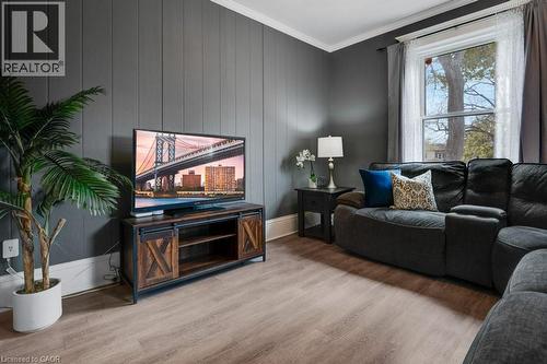 6 Glanville Avenue, Brantford, ON - Indoor Photo Showing Living Room