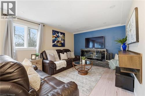 430 Winniett Street, Caledonia, ON - Indoor Photo Showing Living Room