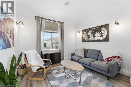 17 Minto Avenue, Hamilton, ON - Indoor Photo Showing Living Room