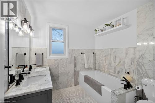 486 East 38Th Street, Hamilton, ON - Indoor Photo Showing Bathroom