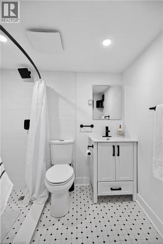 486 East 38Th Street, Hamilton, ON - Indoor Photo Showing Bathroom