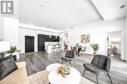 7549A Kalar Road Unit# 407, Niagara Falls, ON - Indoor Photo Showing Living Room