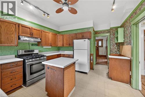 91 Spadina Avenue, Hamilton, ON - Indoor Photo Showing Kitchen