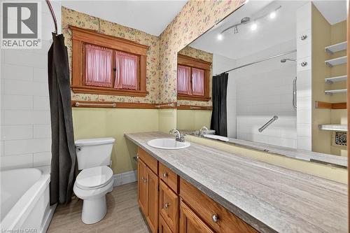 91 Spadina Avenue, Hamilton, ON - Indoor Photo Showing Bathroom