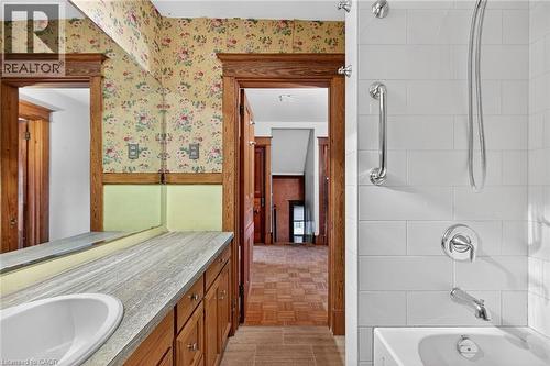 91 Spadina Avenue, Hamilton, ON - Indoor Photo Showing Bathroom