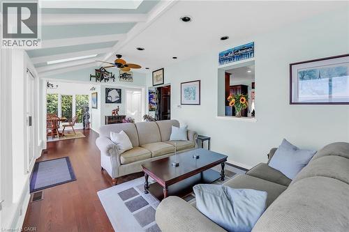 10 Tupper Boulevard, Grimsby, ON - Indoor Photo Showing Living Room