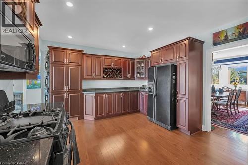 10 Tupper Boulevard, Grimsby, ON - Indoor Photo Showing Kitchen