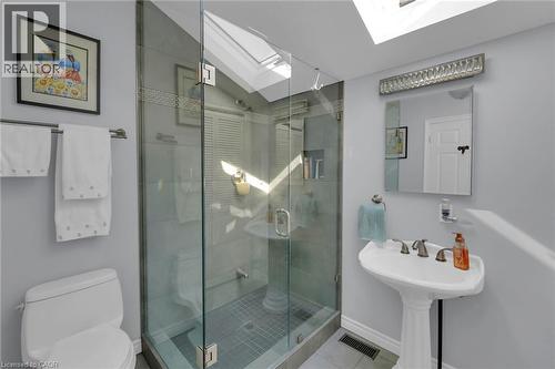 10 Tupper Boulevard, Grimsby, ON - Indoor Photo Showing Bathroom