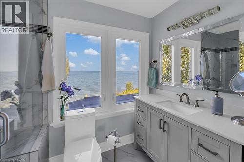 10 Tupper Boulevard, Grimsby, ON - Indoor Photo Showing Bathroom