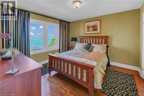 10 Tupper Boulevard, Grimsby, ON - Indoor Photo Showing Bedroom
