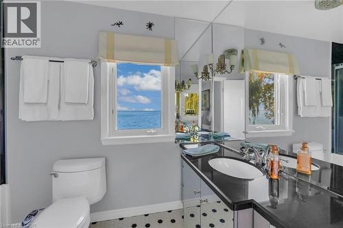 10 Tupper Boulevard, Grimsby, ON - Indoor Photo Showing Bathroom