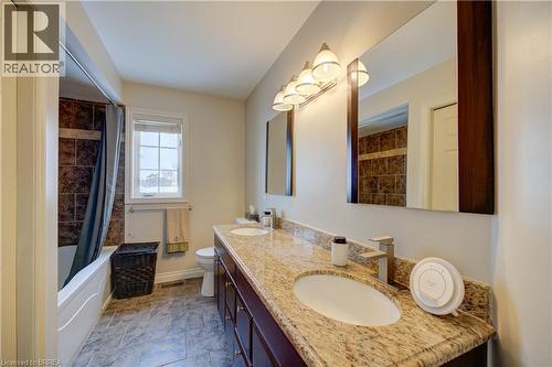 9 Scarfe Gardens, Brantford, ON - Indoor Photo Showing Bathroom