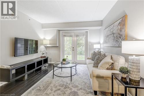 2055 Appleby Line Unit# 103, Burlington, ON - Indoor Photo Showing Living Room