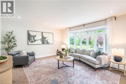 6618 Carriage Trail, Burlington, ON - Indoor Photo Showing Living Room