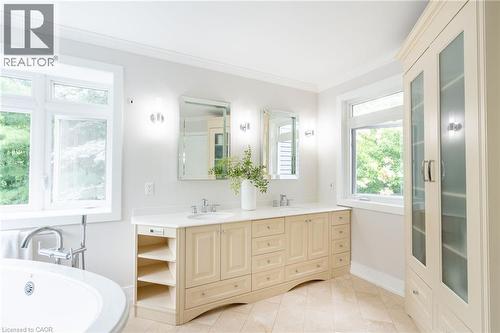 6618 Carriage Trail, Burlington, ON - Indoor Photo Showing Bathroom
