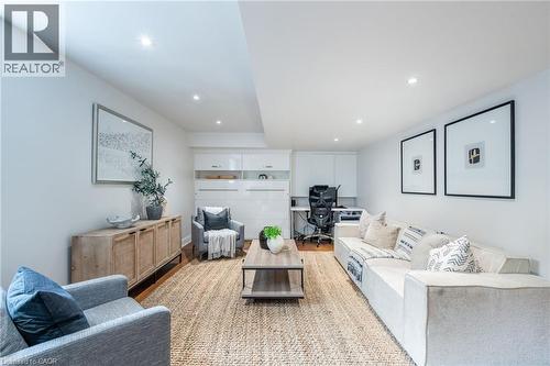 6618 Carriage Trail, Burlington, ON - Indoor Photo Showing Living Room