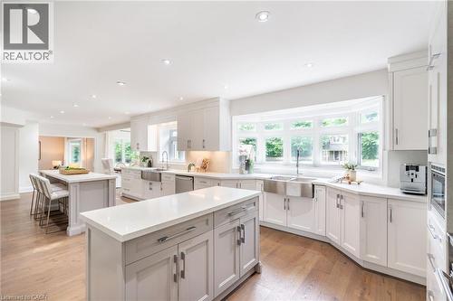6618 Carriage Trail, Burlington, ON - Indoor Photo Showing Kitchen With Upgraded Kitchen