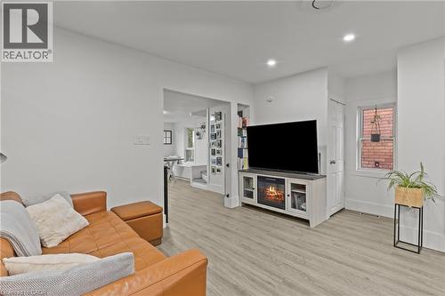 199 Barton Street W, Hamilton, ON - Indoor Photo Showing Living Room
