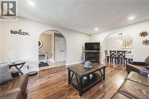 477 Queen Victoria Drive, Hamilton, ON - Indoor Photo Showing Living Room