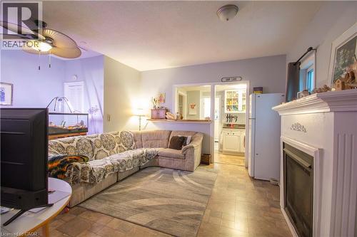 610 Elm Street, Port Colborne, ON - Indoor Photo Showing Living Room